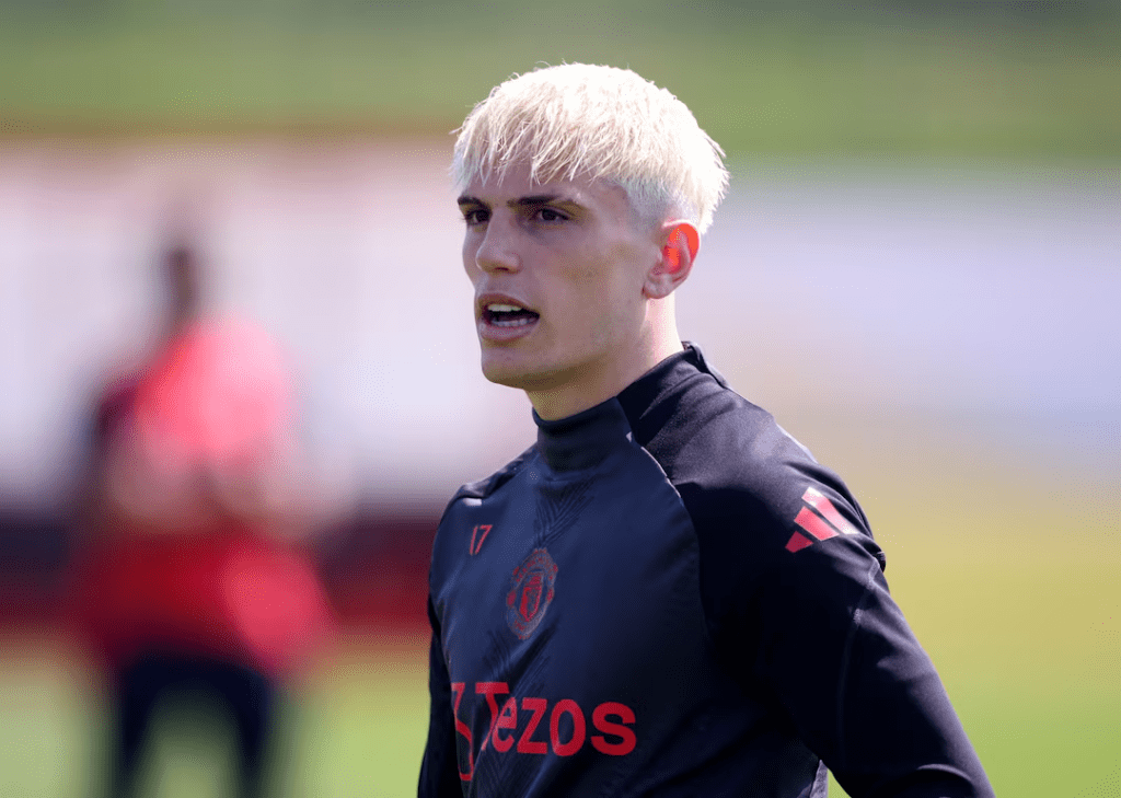 Alejandro Garnacho in Manchester United training before Chelsea transfer