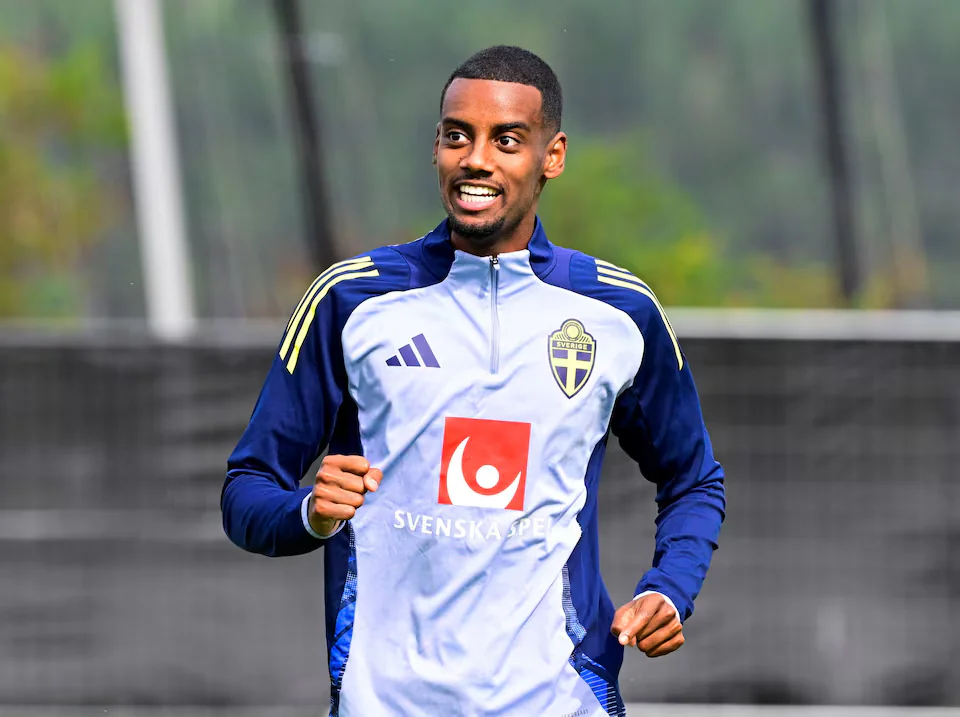Ekitike Welcomes Isak at Liverpool: Competition Boosts Reds