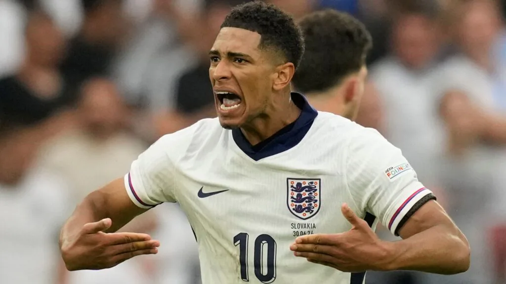 Thomas Tuchel and Jude Bellingham during England training session