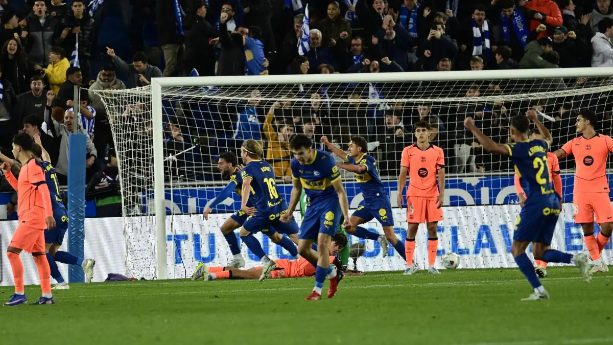 El Barça dice adiós a los 100 puntos y da vida al Alavés