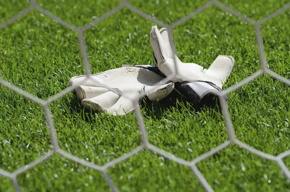 Rugby Borough officially sign Manchester United goalkeeper