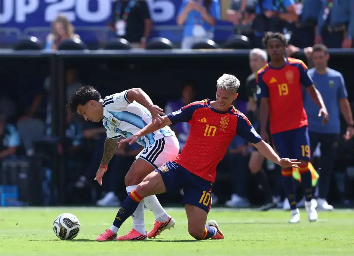 Lisandro Martinez injured in World Cup Final